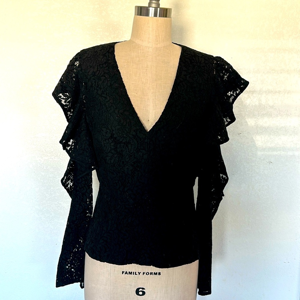 Very fine lace zipper in the back